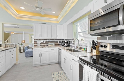 Whitney Beach Villa | Bright Breezy Spacious Bayview Condo-Walk to Beach