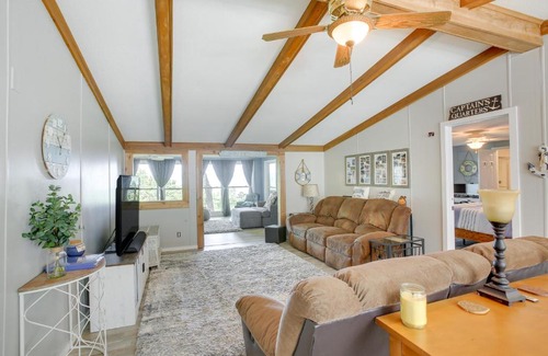 Byrdstown House | Bright Byrdstown Home with Views of Dale Hollow Lake