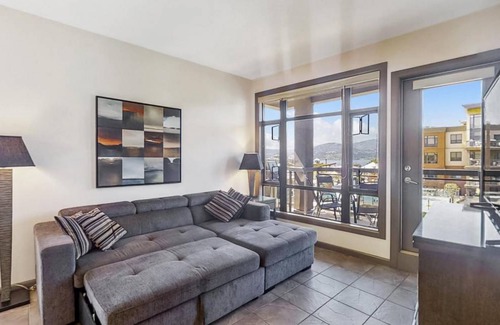 South Pandosy Apartment | Bright Corner Unit with Lake and Pool Views 543