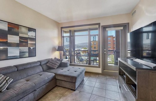 South Pandosy Apartment | Bright Corner Unit with Lake and Pool Views 543