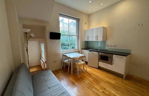 Avonmore and Brook Green Apartment | Bright central private first floor apartment Kensington Olympia