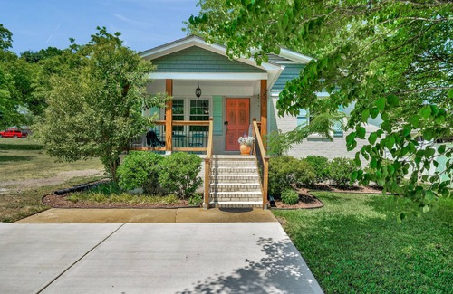 Fort Mill House | Bright & Cheery Bungalow - Mins to Downtwn Fort Mill