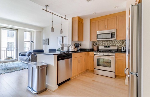Clarendon Apartment | Bright Clarendon 1BR w/Elevator, walk to Metro & Dining, by Blueground