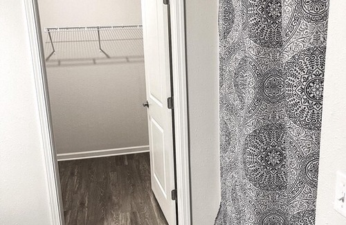 Lansing Apartment | Bright Comfy Getaway close to MSU