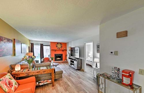 Oak Creek Apartment | Bright Condo with Pool Access and Patio Less Than 8Mi to Sedona
