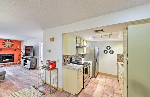 Oak Creek Apartment | Bright Condo with Pool Access and Patio Less Than 8Mi to Sedona