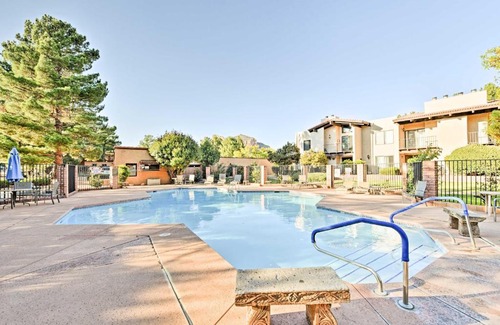 Oak Creek Apartment | Bright Condo with Pool Access and Patio Less Than 8Mi to Sedona
