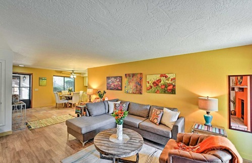 Oak Creek Apartment | Bright Condo with Pool Access and Patio Less Than 8Mi to Sedona