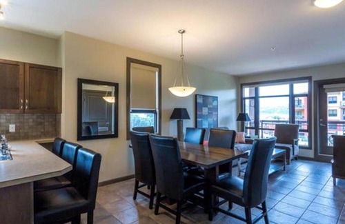South Pandosy Apartment | Bright Corner Unit with Lake and Pool Views #543