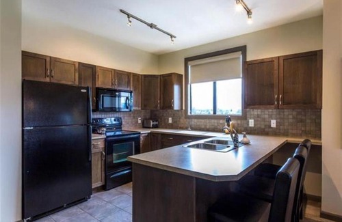 South Pandosy Apartment | Bright Corner Unit with Lake and Pool Views #543