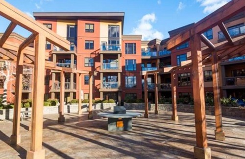 South Pandosy Apartment | Bright Corner Unit with Lake and Pool Views #543