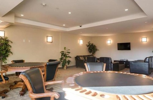 South Pandosy Apartment | Bright Corner Unit with Lake and Pool Views #543