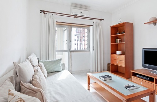 Cova da Piedade Apartment | Bright & Cosy apartment for 4 in Almada