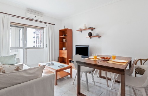 Cova da Piedade Apartment | Bright & Cosy apartment for 4 in Almada