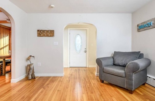 Pine Point House | BRIGHT & COZY| 2 BEDROOM HOME| STEPS TO THE BEACH