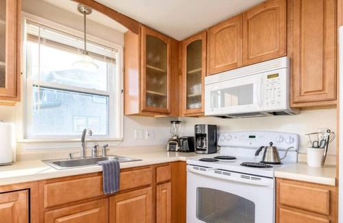 Pine Point House | BRIGHT & COZY| 2 BEDROOM HOME| STEPS TO THE BEACH