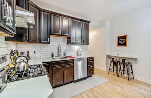 Northern Liberties House | Bright + Cozy! Sleeps 6! Fishtown Masterpiece! Free Street Parking!