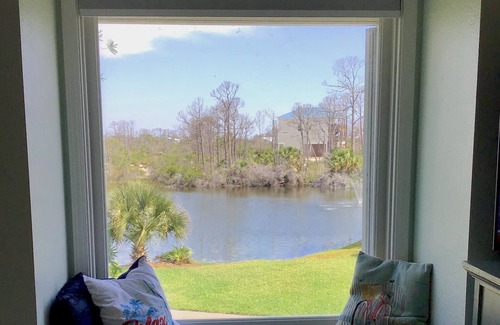 Port St. Joe House | Bright end unit w/screened porch. Gated, 2 pools + pickleball. Beach gear Incl.