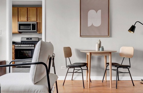 Evanston Apartment | Bright Evanston 1BR, 1 mile to Northwestern campus, by Blueground