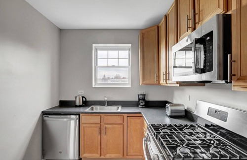 Evanston Apartment | Bright Evanston 1BR, 1 mile to Northwestern campus, by Blueground