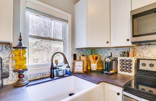 Lost River Cabin | Bright Family Cabin in Lost City w/Expansive Deck