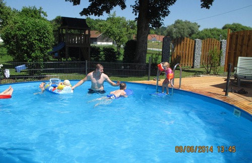 Winzer Apartment | Bright, friendly apartment with private garden, right on the Danube cycle path