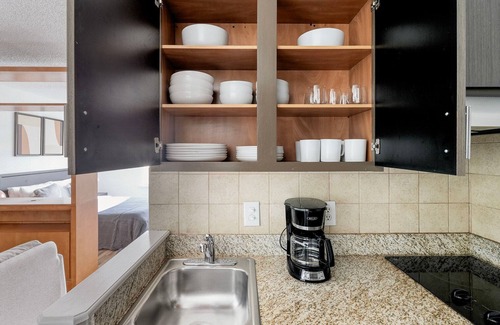 Gateway Apartment | Bright Gateway Studio w/Gym, Pool, nr Shopping, by Blueground