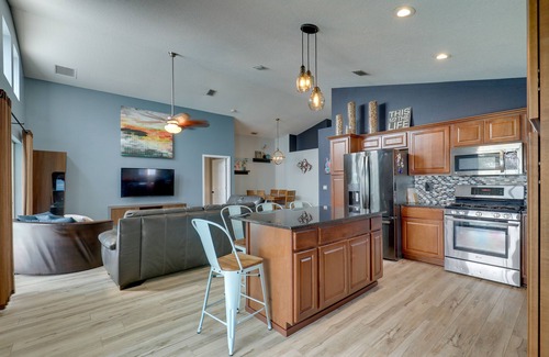 Lakeview Village Cottage | Bright Getaway w/Ski Lake, 11 Miles to Dtwn Tampa