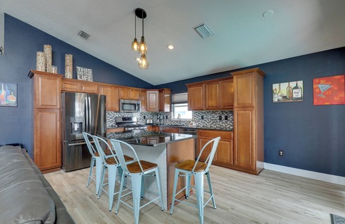 Lakeview Village Cottage | Bright Getaway w/Ski Lake, 11 Miles to Dtwn Tampa