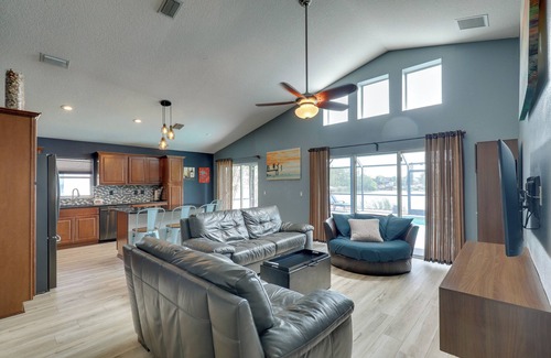 Lakeview Village Cottage | Bright Getaway w/Ski Lake, 11 Miles to Dtwn Tampa