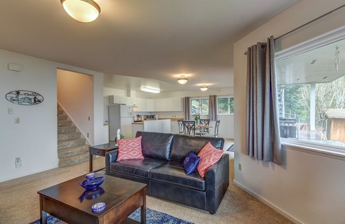 Diamond Point Apartment | Bright getaway with water views & prime location - blocks to the beach