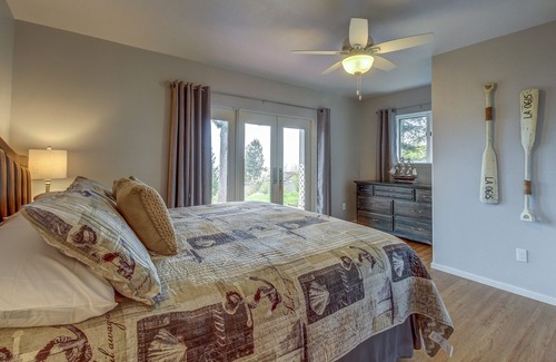 Diamond Point Apartment | Bright getaway with water views & prime location - blocks to the beach