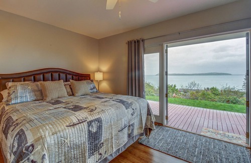 Diamond Point Apartment | Bright getaway with water views & prime location - blocks to the beach