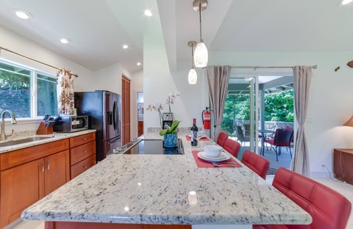 Pauwela Apartment | Bright Haiku Studio: Patio + Rainforest View