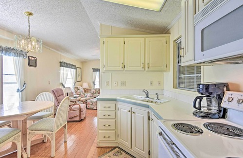 Braden River House | Bright Home: Pool Access & Screened-In Porch!