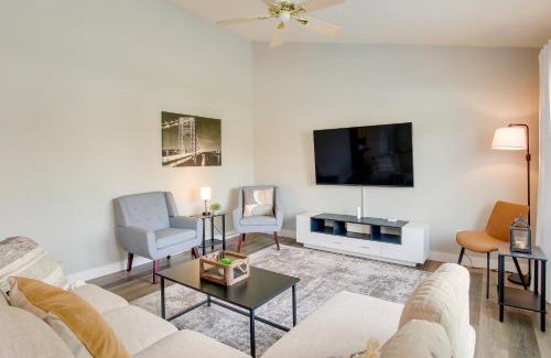 Little Chute Apartment | Bright Little Chute Condo with Deck and Yard!