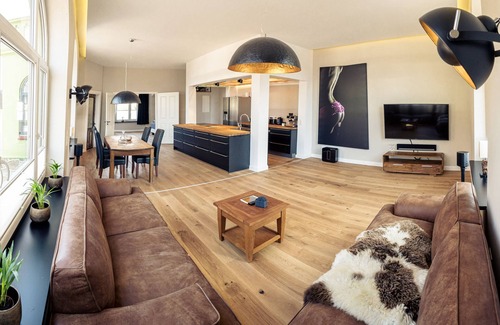 Schonberg Apartment | Bright loft apartment close to the beach in a quiet location