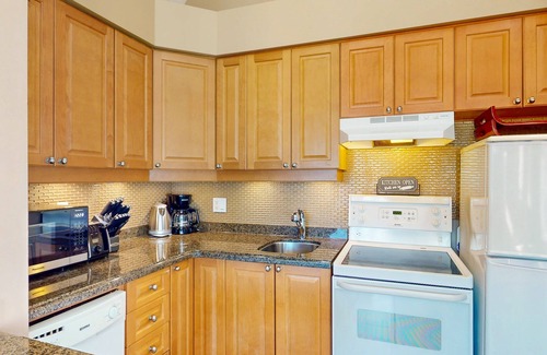 Craigleith House | Bright, lofty condo w/2 decks & shared pool, tennis - walk to lift