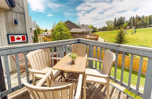 Craigleith House | Bright, lofty condo w/2 decks & shared pool, tennis - walk to lift