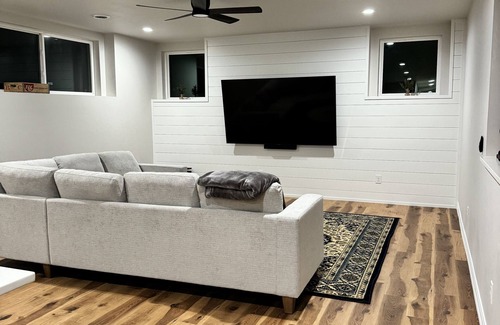 Hobart House | Bright, luxurious, family sized suite only 15 minutes from Lambeau Field!