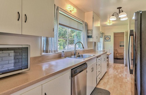Southeast Carmel House | Bright mid-century 2/2 cottage in a quiet, convenient Carmel location!