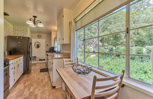 Southeast Carmel House | Bright mid-century 2/2 cottage in a quiet, convenient Carmel location!