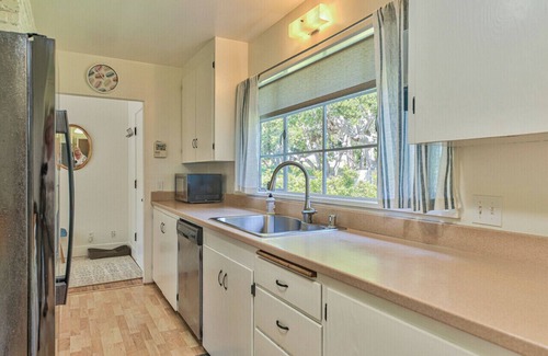 Southeast Carmel House | Bright mid-century 2/2 cottage in a quiet, convenient Carmel location!