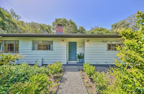 Southeast Carmel House | Bright mid-century 2/2 cottage in a quiet, convenient Carmel location!