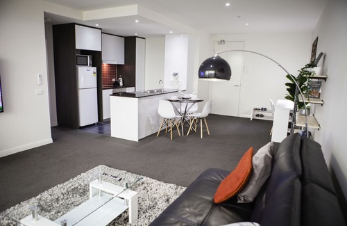 Lyneham Apartment | Bright modern 1BDR, wifi, parking, close to city