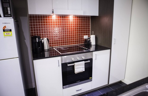 Lyneham Apartment | Bright modern 1BDR, wifi, parking, close to city