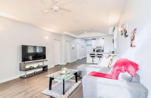 Kirkendall North Apartment | Bright & Modern 2BR Apt with Netflix