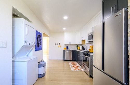 Davis Tract House | Bright & Modern 2BR Retreat– Stylish & Central