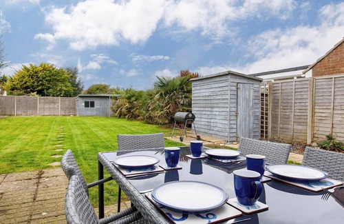 East Wittering House | Bright & Modern 4 br House 100 metres from Beach!