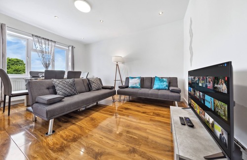 Kenton East Apartment | Bright Modern 4BR|2BA Gem in Wembley/Harrow - Perfect for Families - Sleeps 8